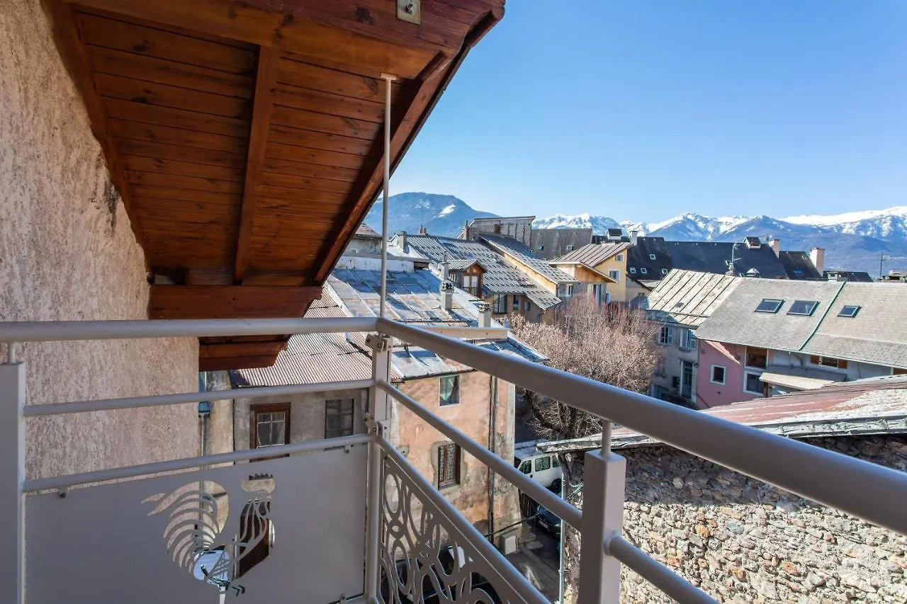 Le Coq Charmant Petit Studio En Centre Ville D'Embrun France